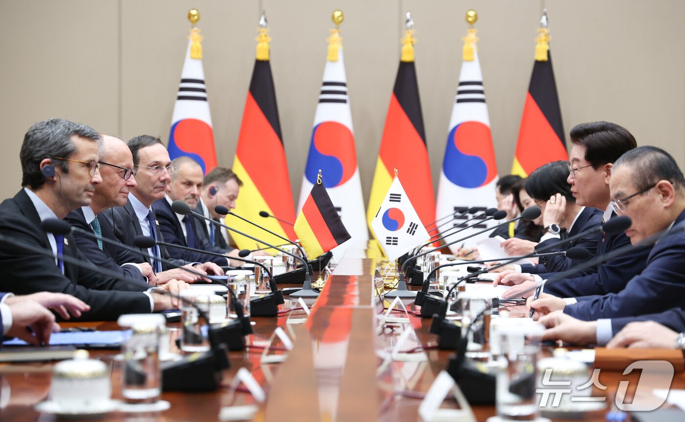 본문 이미지 - 이재명 대통령이 29일 청와대에서 열린 프리드리히 메르츠 독일 총리와의 정상회담에서 발언하고 있다. (청와대통신사진기자단) 2026.10.29 ⓒ 뉴스1 허경 기자