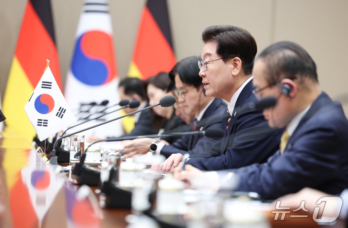 본문 이미지 - 이재명 대통령이 29일 청와대에서 열린 프리드리히 메르츠 독일 총리와의 정상회담에서 발언하고 있다. (청와대통신사진기자단) 2026.10.29 ⓒ 뉴스1 허경 기자