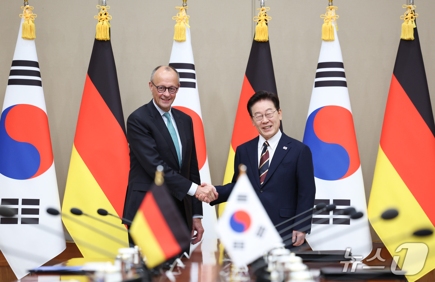 (서울=뉴스1) 허경 기자 = 이재명 대통령과 프리드리히 메르츠 독일 총리가 29일 청와대에서 열린 정상회담에 앞서 악수하고 있다. (청와대통신사진기자단) 2026.10.29/뉴스 …