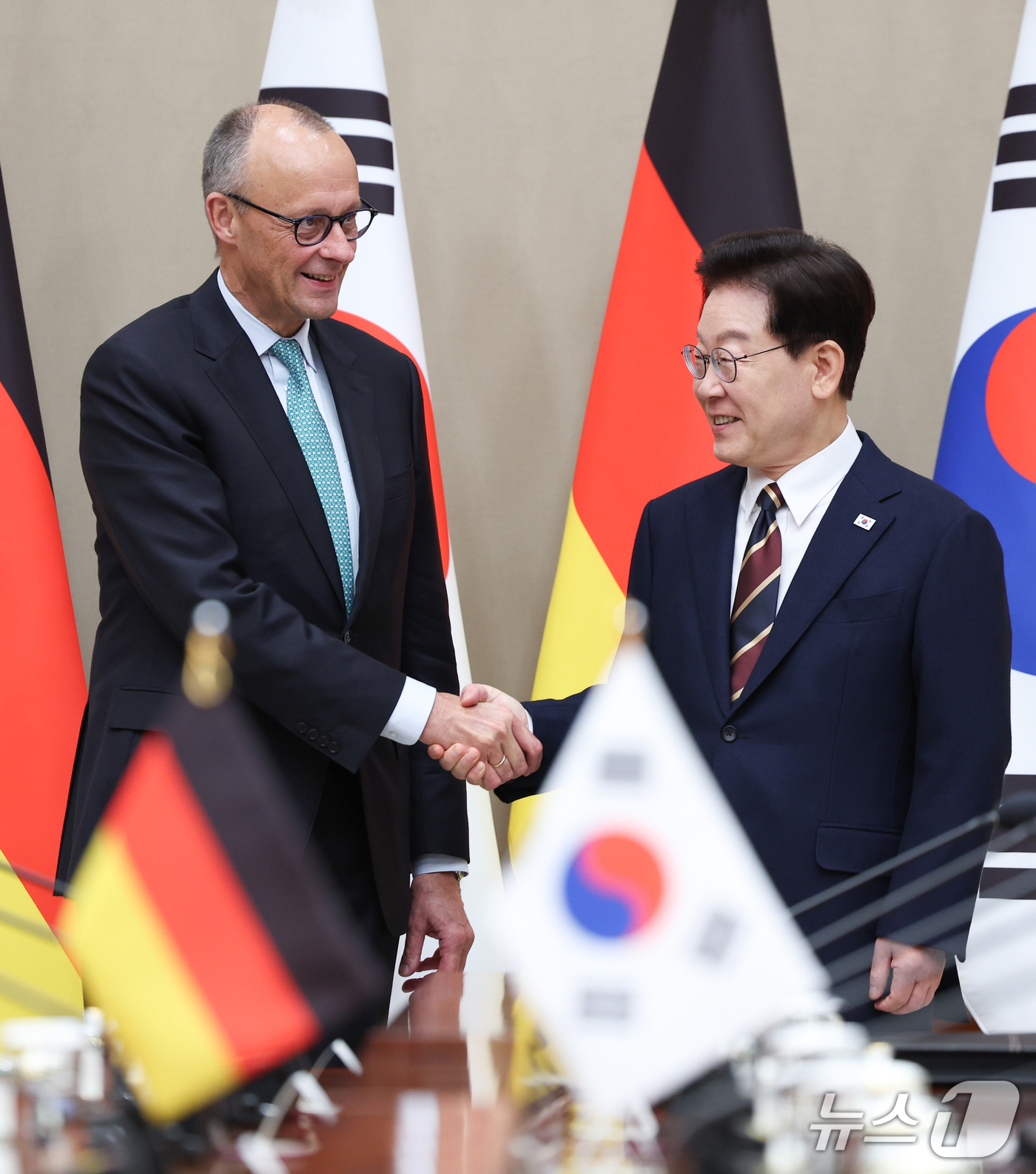 (서울=뉴스1) 허경 기자 = 이재명 대통령과 프리드리히 메르츠 독일 총리가 29일 청와대에서 열린 정상회담에 앞서 악수하고 있다. (청와대통신사진기자단) 2026.10.29/뉴스 …
