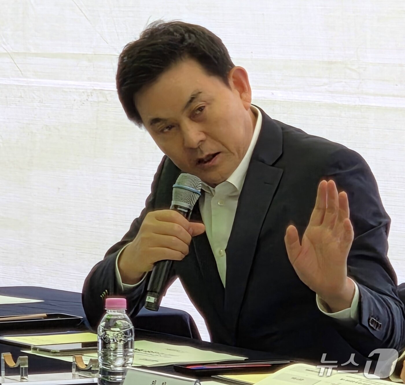본문 이미지 - 김태호 국회 보건복지위원회 위원이 29일 부산 옛 침례병원 현장 국정감사에서 정부와 지자체 관계자들을 향해 공공병원화 사업의 제도적 담보 필요성을 강하게 주장하고 있다. 2026.10.29/뉴스1 ⓒ News1 임순택 기자