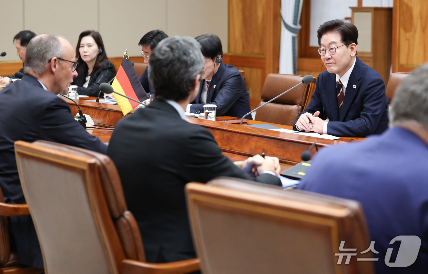 (서울=뉴스1) 허경 기자 = 이재명 대통령이 29일 청와대에서 열린 한·독일 정상회담에서 프리드리히 메르츠 독일 총리의 발언을 경청하고 있다. (청와대통신사진기자단) 2026.1 …