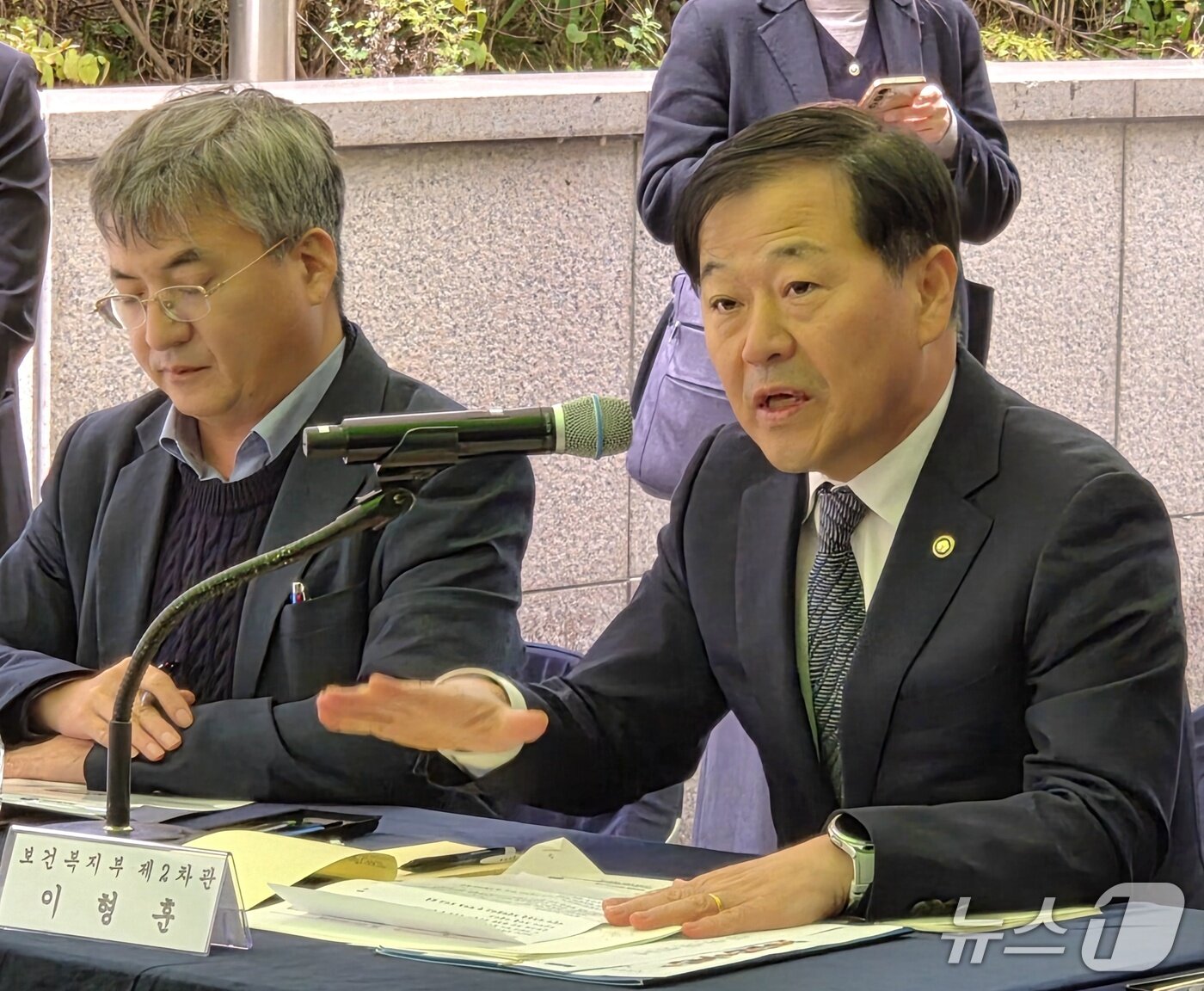 본문 이미지 - 29일 부산 침례병원 부지에서 국회 보건복지위원회 현장 실사가 진행된 가운데, 이형훈 보건복지부 제2차관이 부산시의 파격적 제안을 적극 검토하겠다는 뜻을 밝히고 있다. 2026.10.29/뉴스1 ⓒ News1 임순택 기자