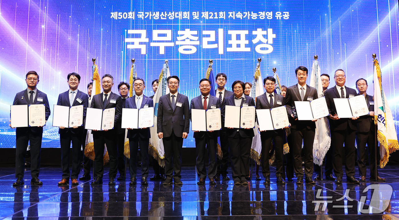 (서울=뉴스1) = 남명우 산업통상부 산업정책실장(직무대리)이 29일 오후 서울 여의도 KBS 공개홀에서 열린 2026 대한민국 생산성·지속가능경영 혁신대상에서 국무총리표창을 수여 …