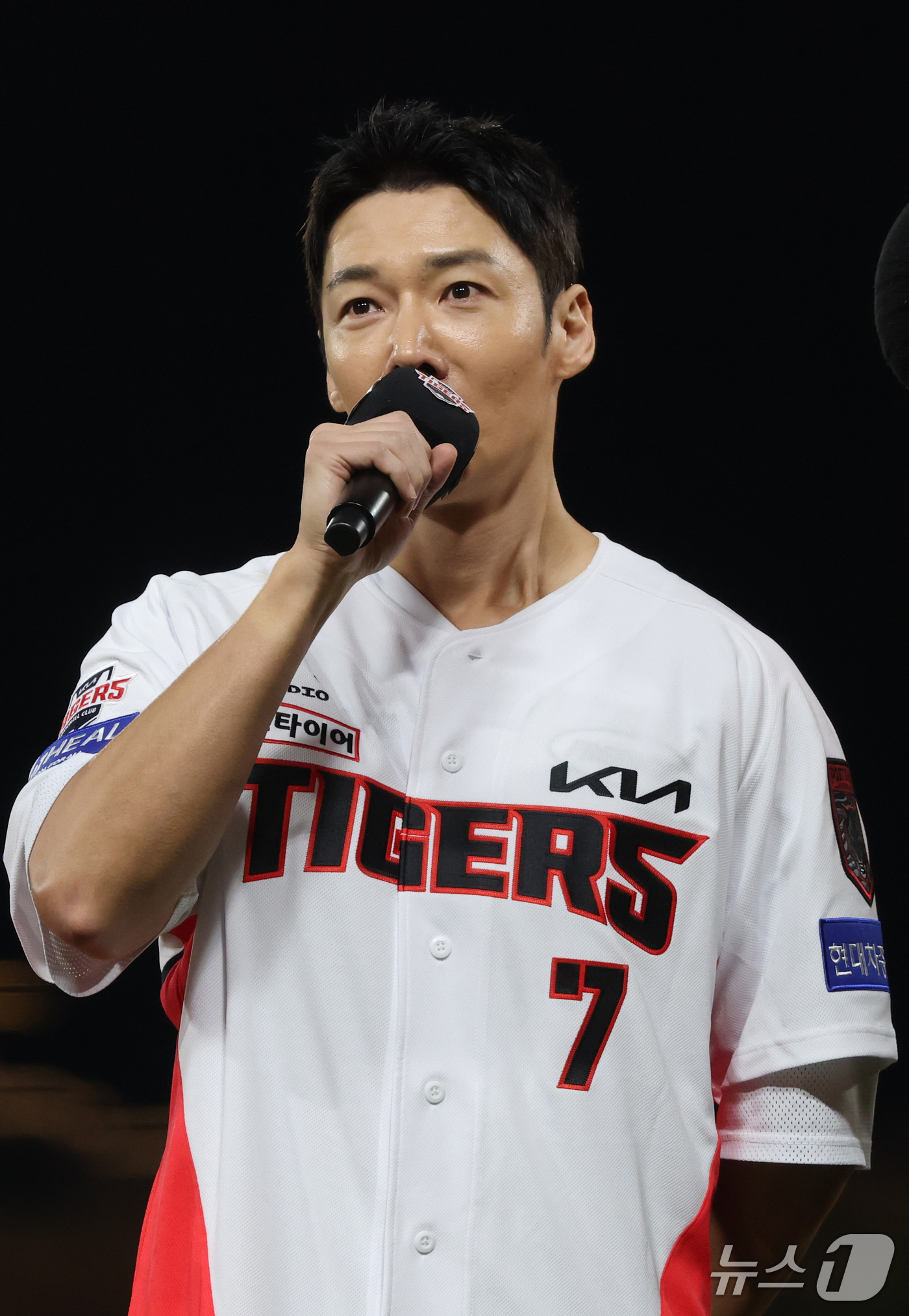 (전남광주=뉴스1) 박지혜 기자 = 배우 최진혁이 29일 오후 전남광주 기아챔피언스필드에서 열린 프로야구 2026 신한 SOL KBO 포스트시즌 플레이오프 3차전 삼성 라이온즈와 …