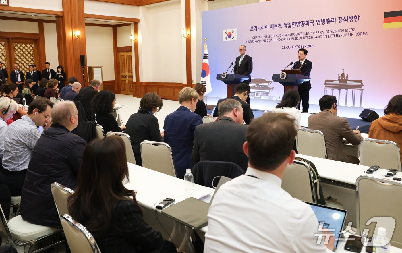 본문 이미지 - 이재명 대통령과 프리드리히 메르츠 독일 총리가 29일 청와대에서 공동언론발표를 하고 있다. (청와대통신사진기자단) 2026.10.29 ⓒ 뉴스1 허경 기자