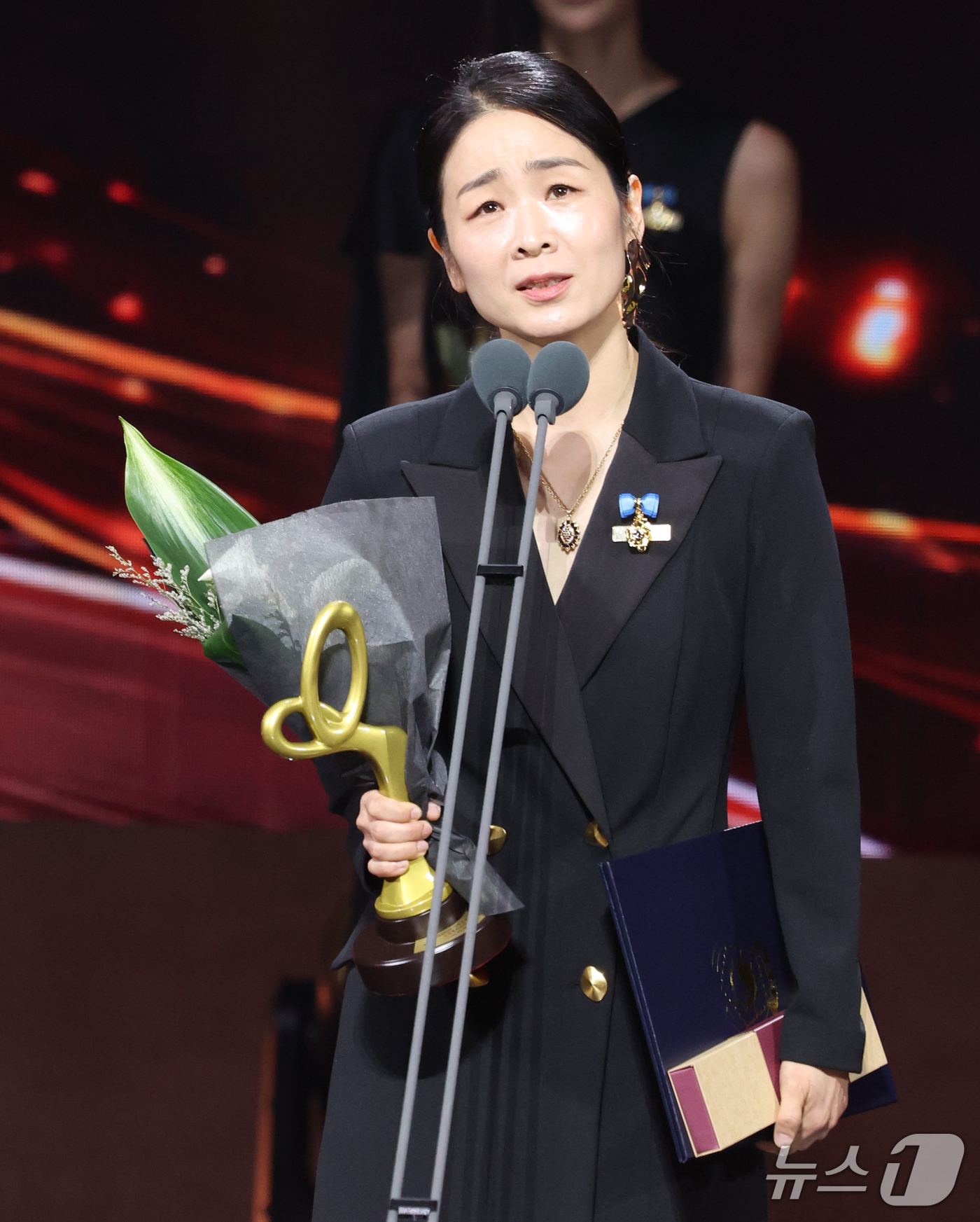 (서울=뉴스1) 권현진 기자 = 판소리꾼 이자랑이 29일 오후 서울 중구 국립극장 해오름극장에서 열린 '제17회 대한민국 대중문화예술상 시상식‘에서 국무총리 표장을 받은 뒤 소감을 …