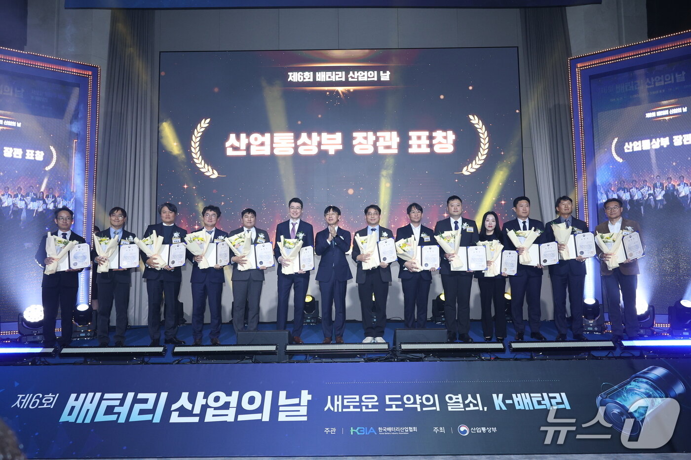 본문 이미지 - 29일 서울 강남구 조선팰리스 호텔에서 열린 '제6회 배터리 산업의 날' 시상식에서 산업통상부 장관 표창을 받은 수상자들이 기념 촬영한 모습.(한국배터리산업협회(KBIA) 제공) 2026.10.29.