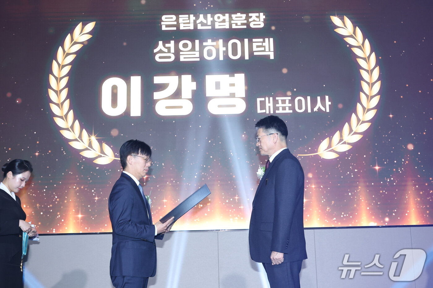 본문 이미지 - 29일 서울 강남구 조선팰리스 호텔에서 열린 '제6회 배터리 산업의 날' 시상식에서 이강명 성일하이텍 대표이사가 은탑산업훈장을 받고 있다.(한국배터리산업협회(KBIA) 제공) 2026.10.29.