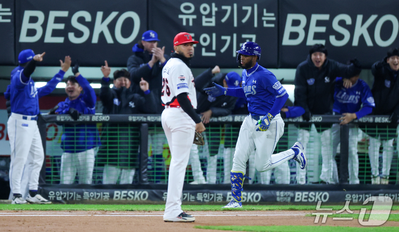 (전남광주=뉴스1) 안은나 기자 = 29일 전남광주 북구 광주기아챔피언스필드에서 열린 프로야구 2026 신한 SOL KBO 포스트시즌 플레이오프 3차전 삼성 라이온즈와 KIA 타이 …