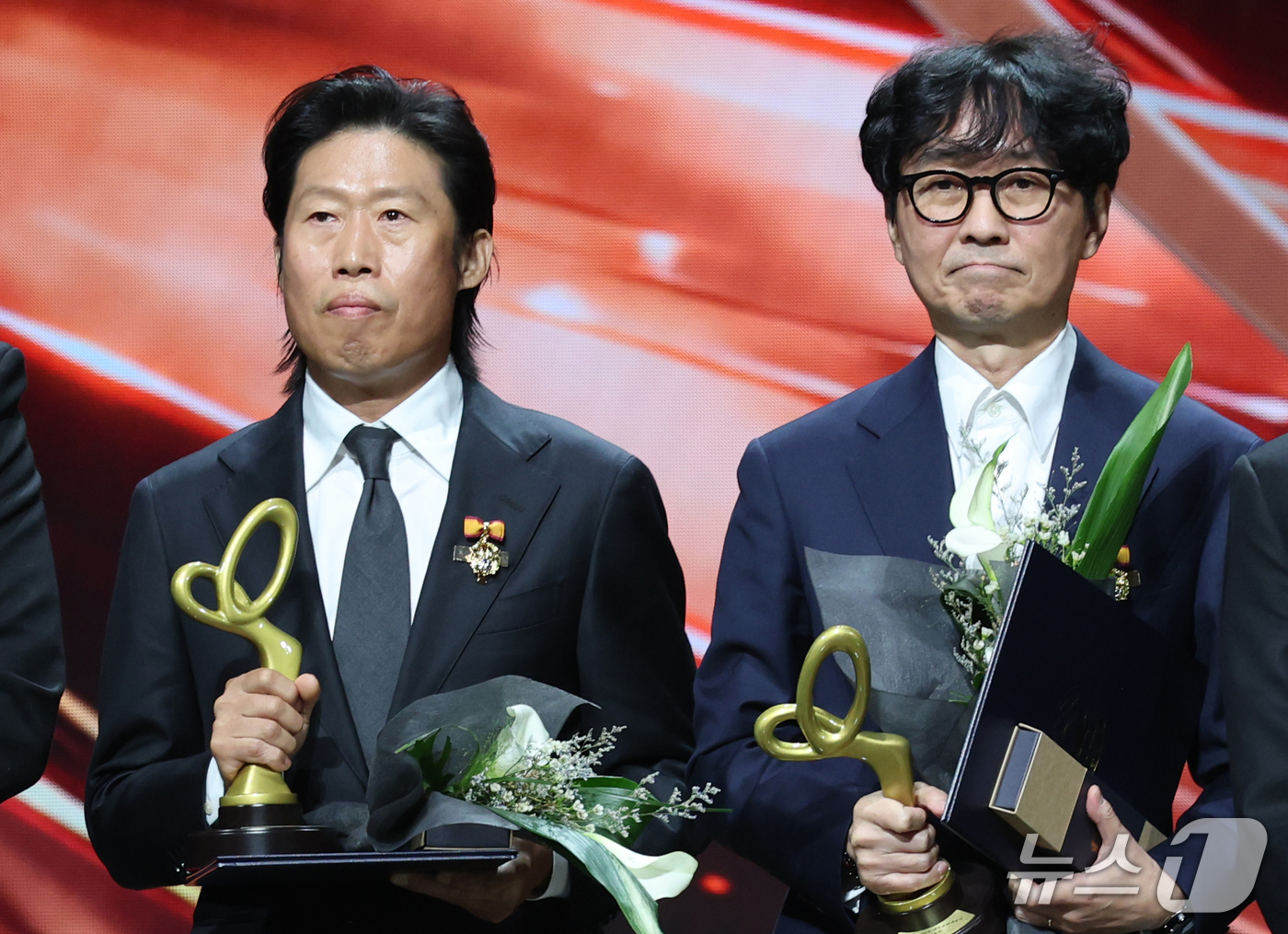 (서울=뉴스1) 권현진 기자 = 배우 유해진과 장항준 감독이 29일 오후 서울 중구 국립극장 해오름극장에서 열린 '제17회 대한민국 대중문화예술상 시상식‘에서 대통령 표장을 받은 …