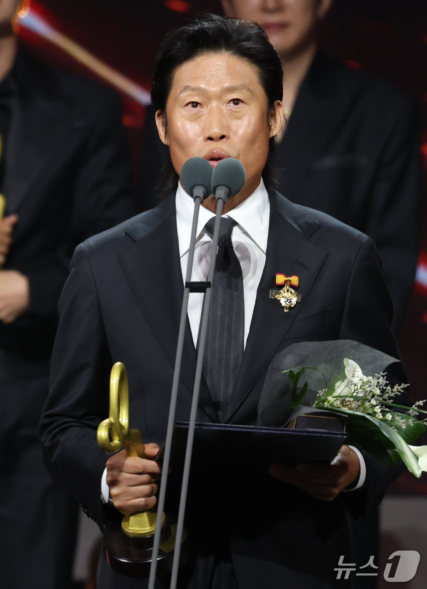 (서울=뉴스1) 권현진 기자 = 배우 유해진이 29일 오후 서울 중구 국립극장 해오름극장에서 열린 '제17회 대한민국 대중문화예술상 시상식‘에서 대통령 표장을 받은 뒤 소감을 말하 …