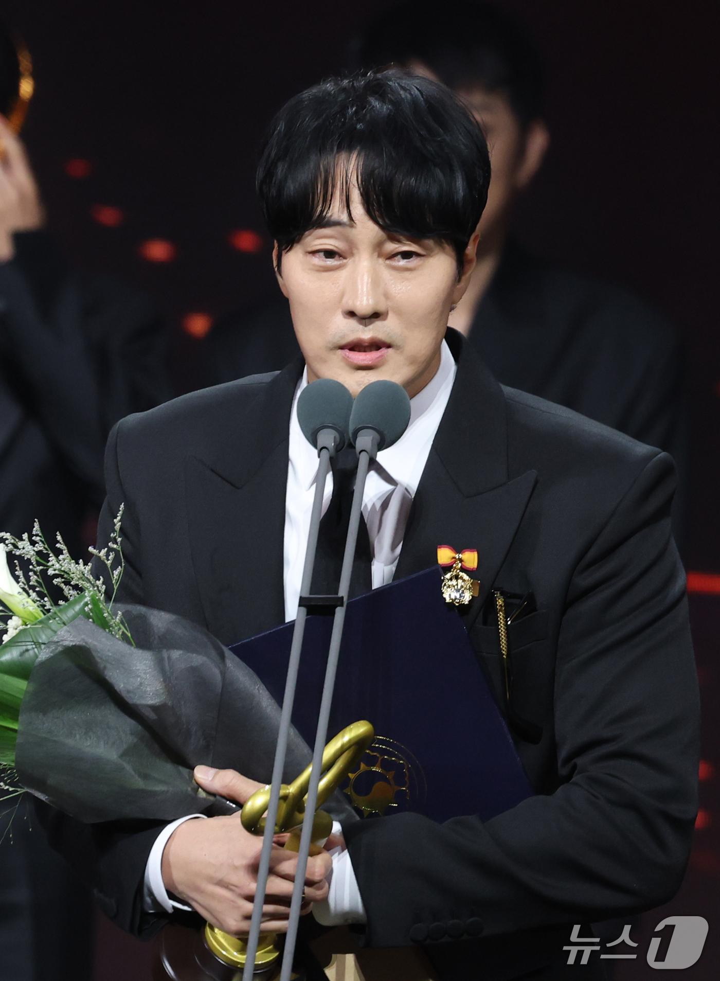(서울=뉴스1) 권현진 기자 = 배우 소지섭이 29일 오후 서울 중구 국립극장 해오름극장에서 열린 '제17회 대한민국 대중문화예술상 시상식‘에서 대통령 표장을 받은 뒤 소감을 말하 …