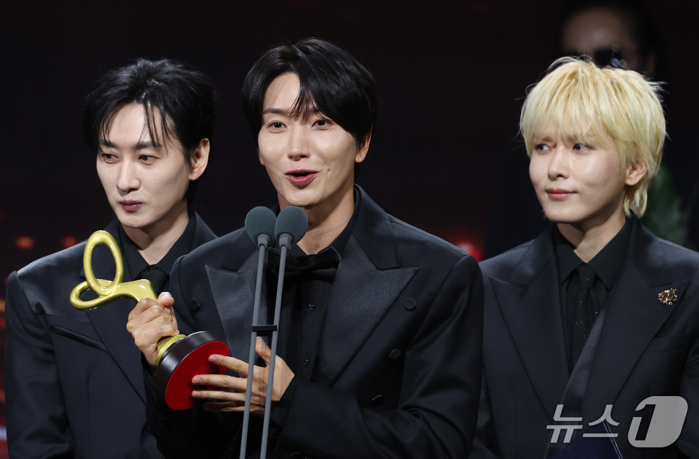 (서울=뉴스1) 권현진 기자 = 슈퍼주니어의 이특(왼쪽 두번째)가 29일 오후 서울 중구 국립극장 해오름극장에서 열린 '제17회 대한민국 대중문화예술상 시상식‘에서 대통령 표장을 …