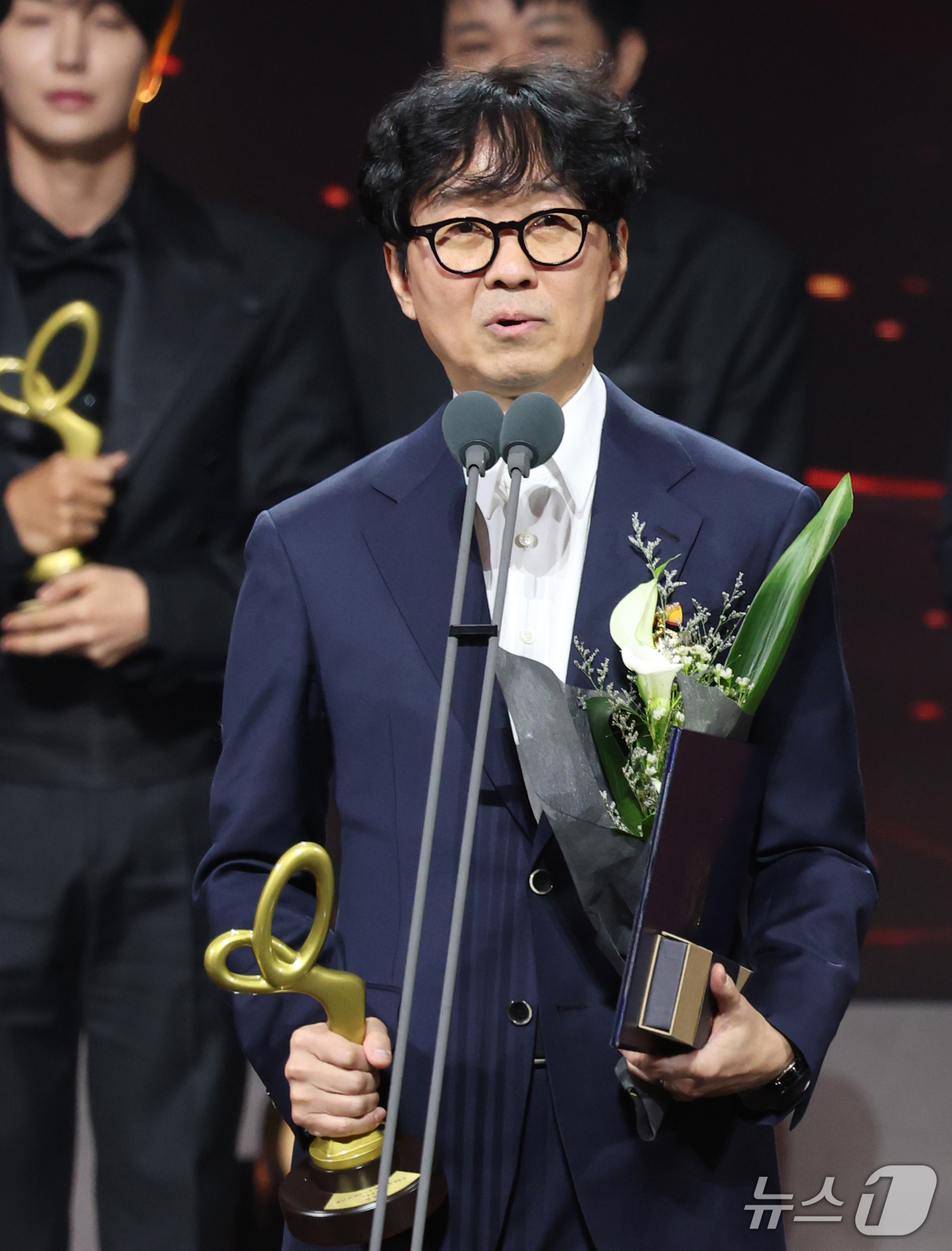 (서울=뉴스1) 권현진 기자 = 장항준 감독이 29일 오후 서울 중구 국립극장 해오름극장에서 열린 '제17회 대한민국 대중문화예술상 시상식‘에서 대통령 표장을 받은 뒤 소감을 말하 …