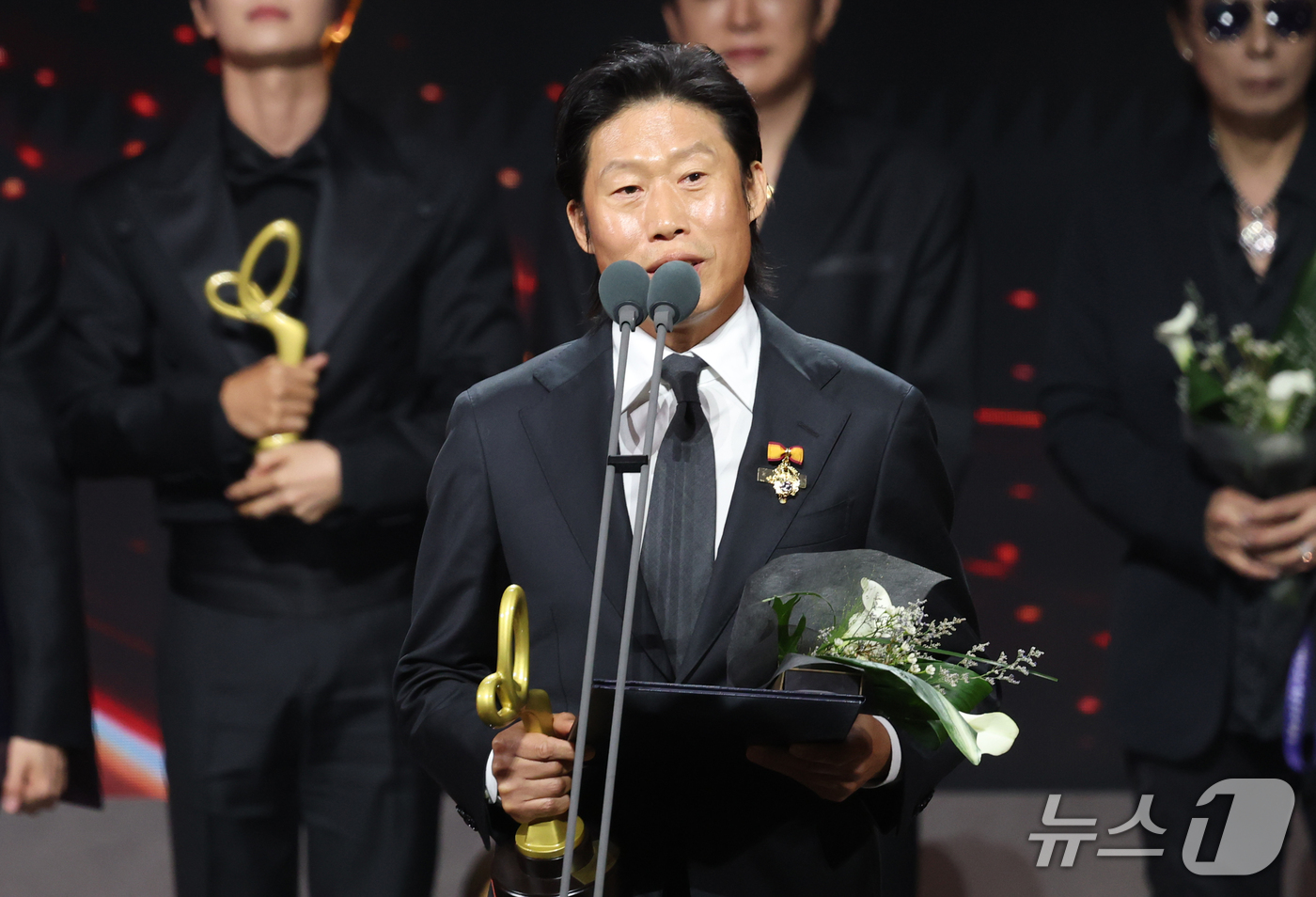 (서울=뉴스1) 권현진 기자 = 배우 유해진이 29일 오후 서울 중구 국립극장 해오름극장에서 열린 '제17회 대한민국 대중문화예술상 시상식‘에서 대통령 표장을 받은 뒤 소감을 말하 …