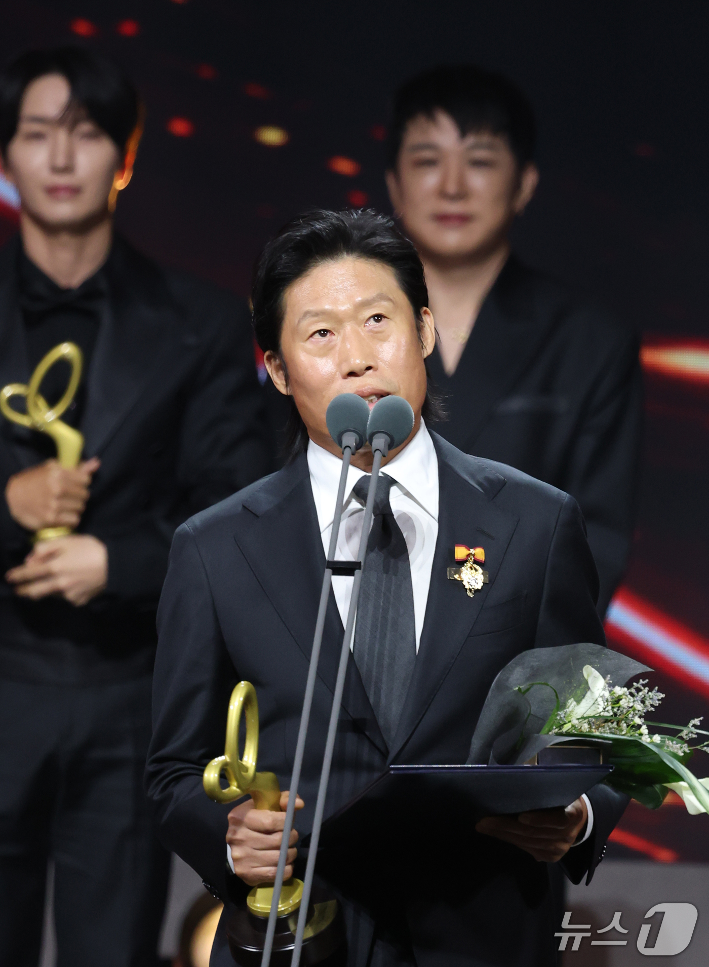 (서울=뉴스1) 권현진 기자 = 배우 유해진이 29일 오후 서울 중구 국립극장 해오름극장에서 열린 '제17회 대한민국 대중문화예술상 시상식‘에서 대통령 표장을 받은 뒤 소감을 말하 …