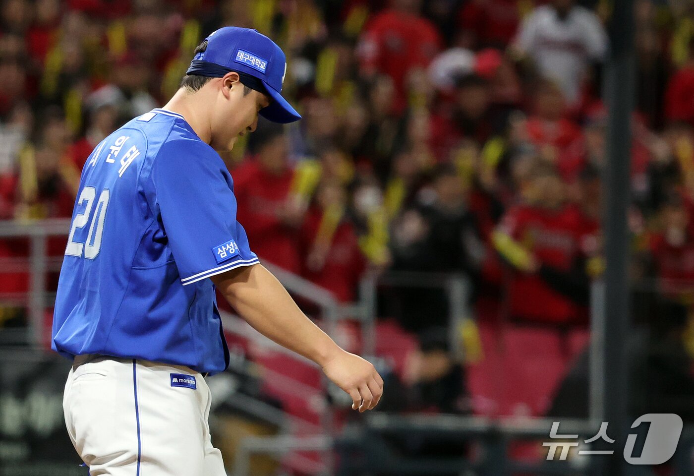 본문 이미지 - 29일 오후 전남광주 기아챔피언스필드에서 열린 프로야구 2026 신한 SOL KBO 포스트시즌 플레이오프 3차전 삼성 라이온즈와 KIA 타이거즈의 경기, 삼성 선발 최원태가 2회말 2사 1,2루 상황 KIA 김태군에게 적시타를 허용 후 아쉬워하고 있다. 2026.10.29 ⓒ 뉴스1 김진환 기자