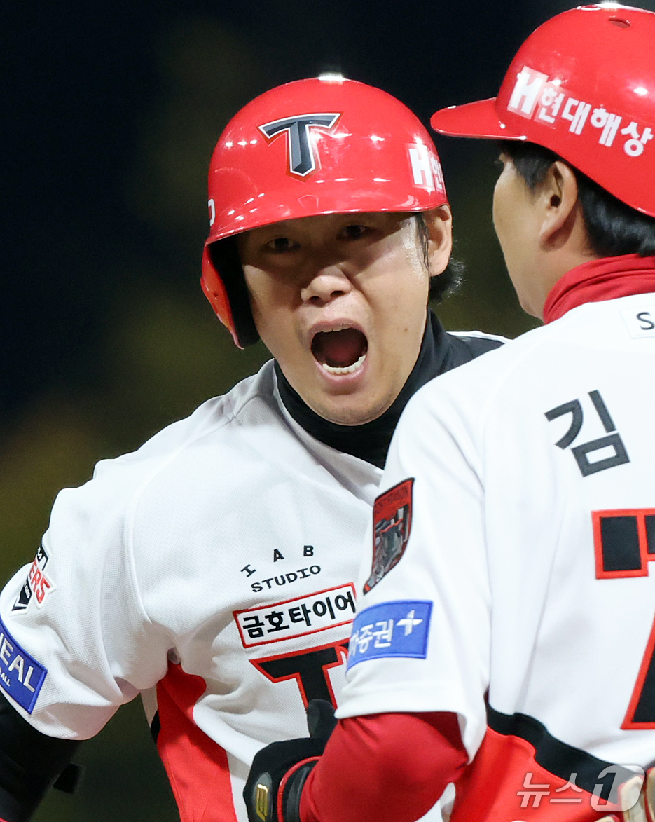 (전남광주=뉴스1) 김진환 기자 = 29일 오후 전남광주 기아챔피언스필드에서 열린 프로야구 2026 신한 SOL KBO 포스트시즌 플레이오프 3차전 삼성 라이온즈와 KIA 타이거즈 …