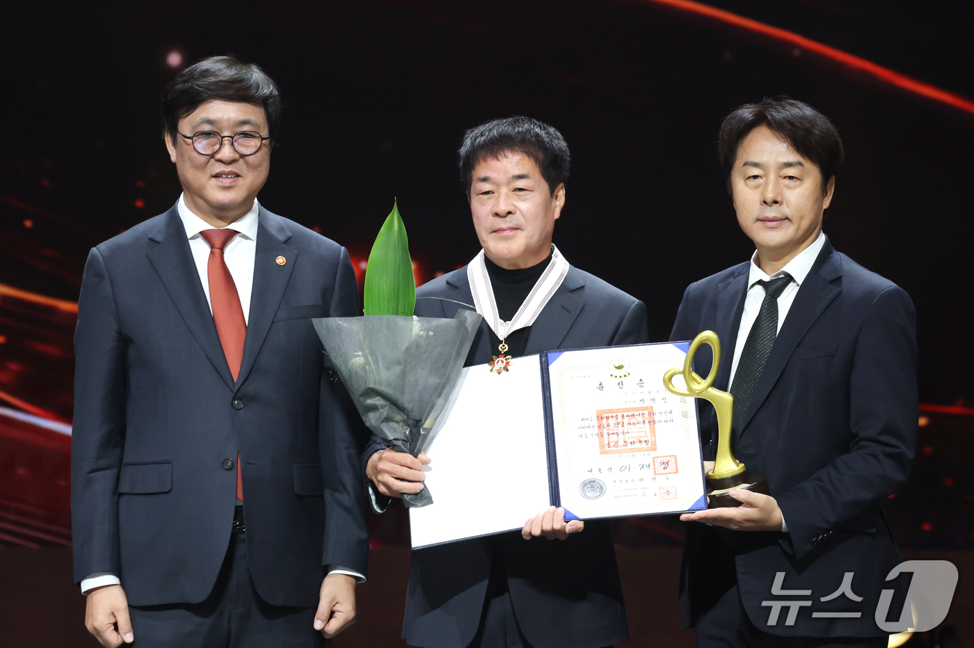 (서울=뉴스1) 권현진 기자 = 박명성 공연제작자(가운데)가 29일 오후 서울 중구 국립극장 해오름극장에서 열린 '제17회 대한민국 대중문화예술상 시상식‘에서 보관문화훈장을 수훈한 …