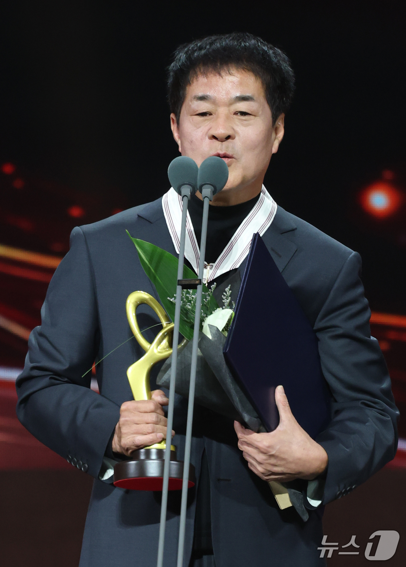 (서울=뉴스1) 권현진 기자 = 박명성 공연제작자가 29일 오후 서울 중구 국립극장 해오름극장에서 열린 '제17회 대한민국 대중문화예술상 시상식‘에서 보관문화훈장을 수훈한 뒤 소감 …