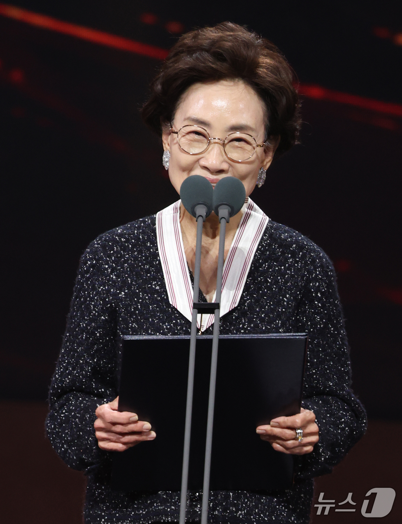 (서울=뉴스1) 권현진 기자 = 성우 박영남이 29일 오후 서울 중구 국립극장 해오름극장에서 열린 '제17회 대한민국 대중문화예술상 시상식‘에서 보관문화훈장을 수훈한 뒤 소감을 말 …