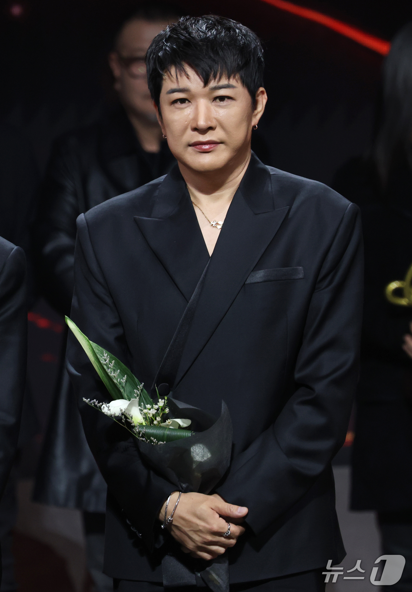 (서울=뉴스1) 권현진 기자 = 슈퍼주니어의 신동이 29일 오후 서울 중구 국립극장 해오름극장에서 열린 '제17회 대한민국 대중문화예술상 시상식‘에서  대통령 표장을 받은 뒤 포즈 …