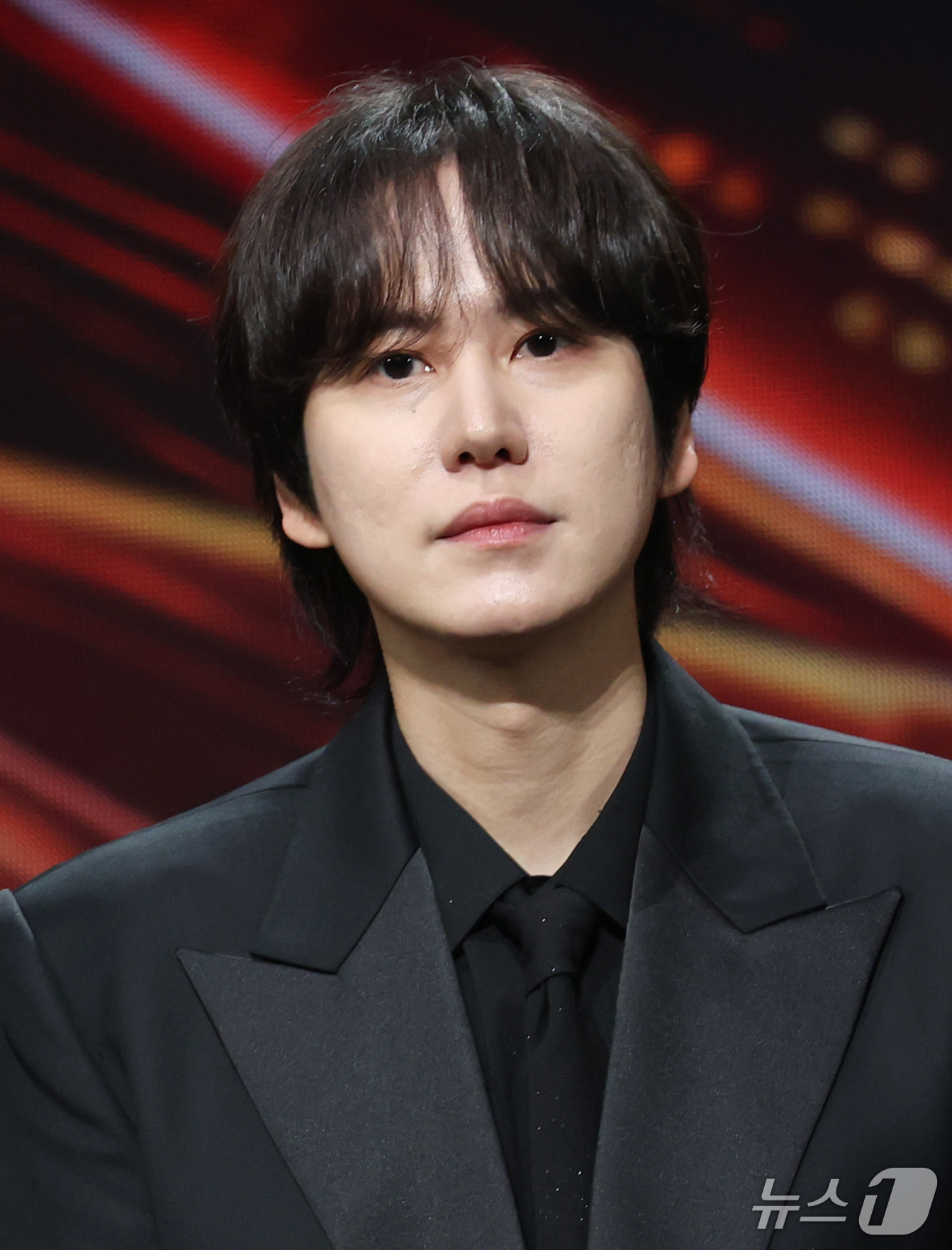 (서울=뉴스1) 권현진 기자 = 슈퍼주니어의 규현이 29일 오후 서울 중구 국립극장 해오름극장에서 열린 '제17회 대한민국 대중문화예술상 시상식‘에서  대통령 표장을 받은 뒤 포즈 …