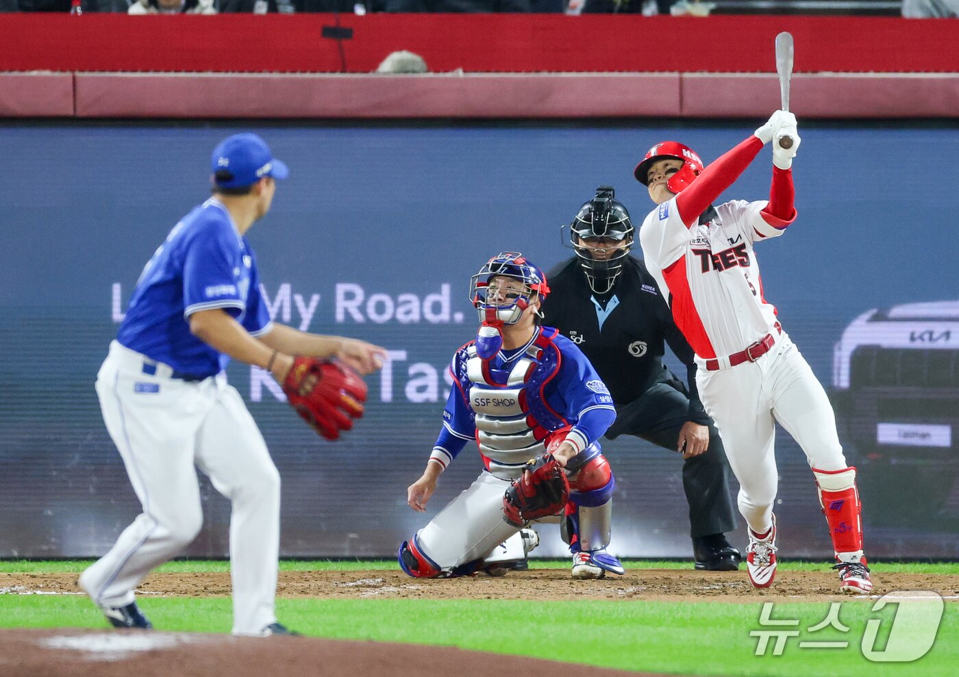 본문 이미지 - 29일 전남광주 북구 광주기아챔피언스필드에서 열린 프로야구 2026 신한 SOL KBO 포스트시즌 플레이오프 3차전 삼성 라이온즈와 KIA 타이거즈의 경기, 3회말 1사 상황 KIA 김도영이 역전 솔로홈런을 날리고 있다. 2026.10.29 ⓒ 뉴스1 안은나 기자