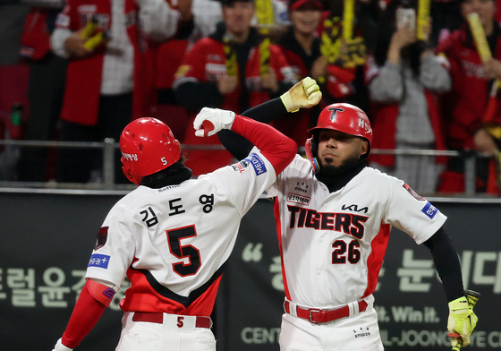 카스트로와 기쁨 나누는 김도영