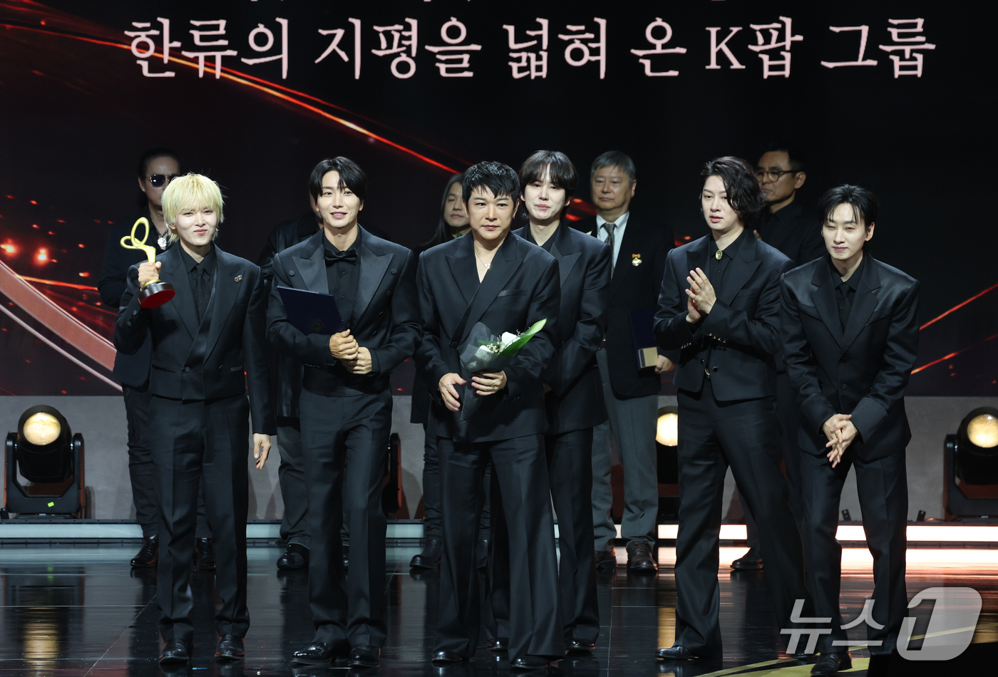 (서울=뉴스1) 권현진 기자 = 슈퍼주니어가 29일 오후 서울 중구 국립극장 해오름극장에서 열린 '제17회 대한민국 대중문화예술상 시상식‘에서  대통령 표장을 받은 뒤 인사를 하고 …