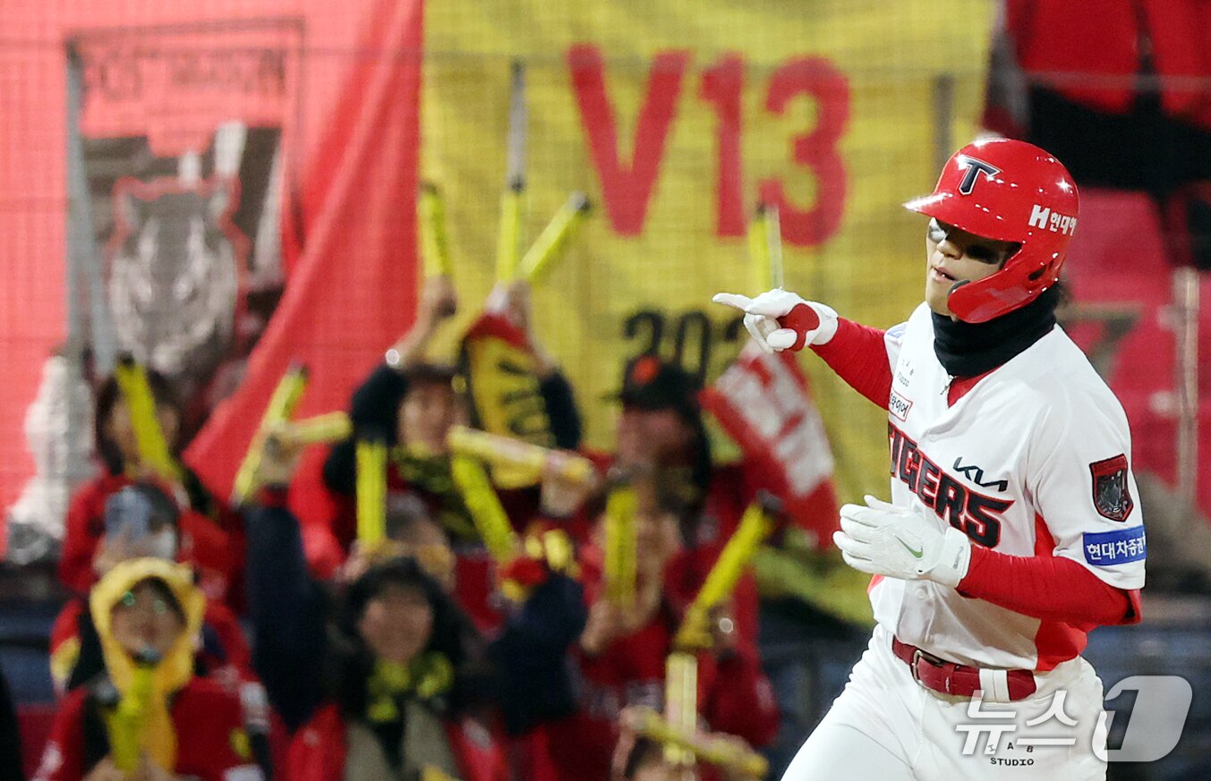 본문 이미지 - 29일 오후 전남광주 기아챔피언스필드에서 열린 프로야구 2026 신한 SOL KBO 포스트시즌 플레이오프 3차전 삼성 라이온즈와 KIA 타이거즈의 경기, KIA 김도영이 3회말 1사 역전 솔로홈런을 친 후 세리머니를 하며 홈으로 향하고 있다. 2026.10.29 ⓒ 뉴스1 김진환 기자