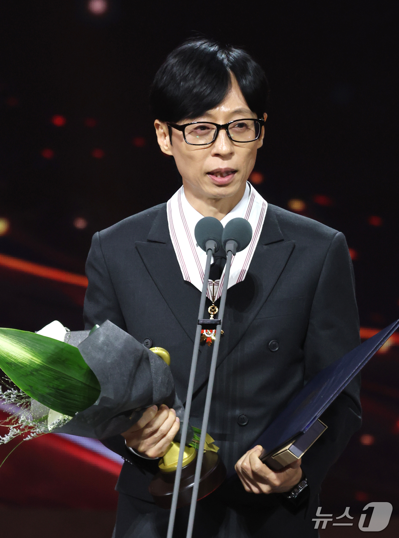 (서울=뉴스1) 권현진 기자 = 방송인 유재석이 29일 오후 서울 중구 국립극장 해오름극장에서 열린 '제17회 대한민국 대중문화예술상 시상식‘에서 보관문화훈장을 수훈한 뒤 소감을 …