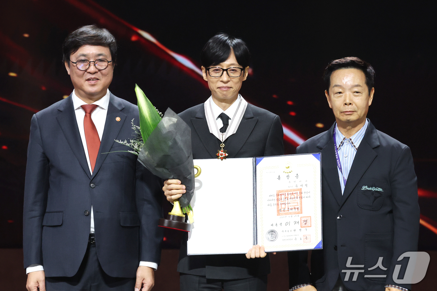 (서울=뉴스1) 권현진 기자 = 방송인 유재석(가운데)이 29일 오후 서울 중구 국립극장 해오름극장에서 열린 '제17회 대한민국 대중문화예술상 시상식‘에서 보관문화훈장을 수훈한 뒤 …