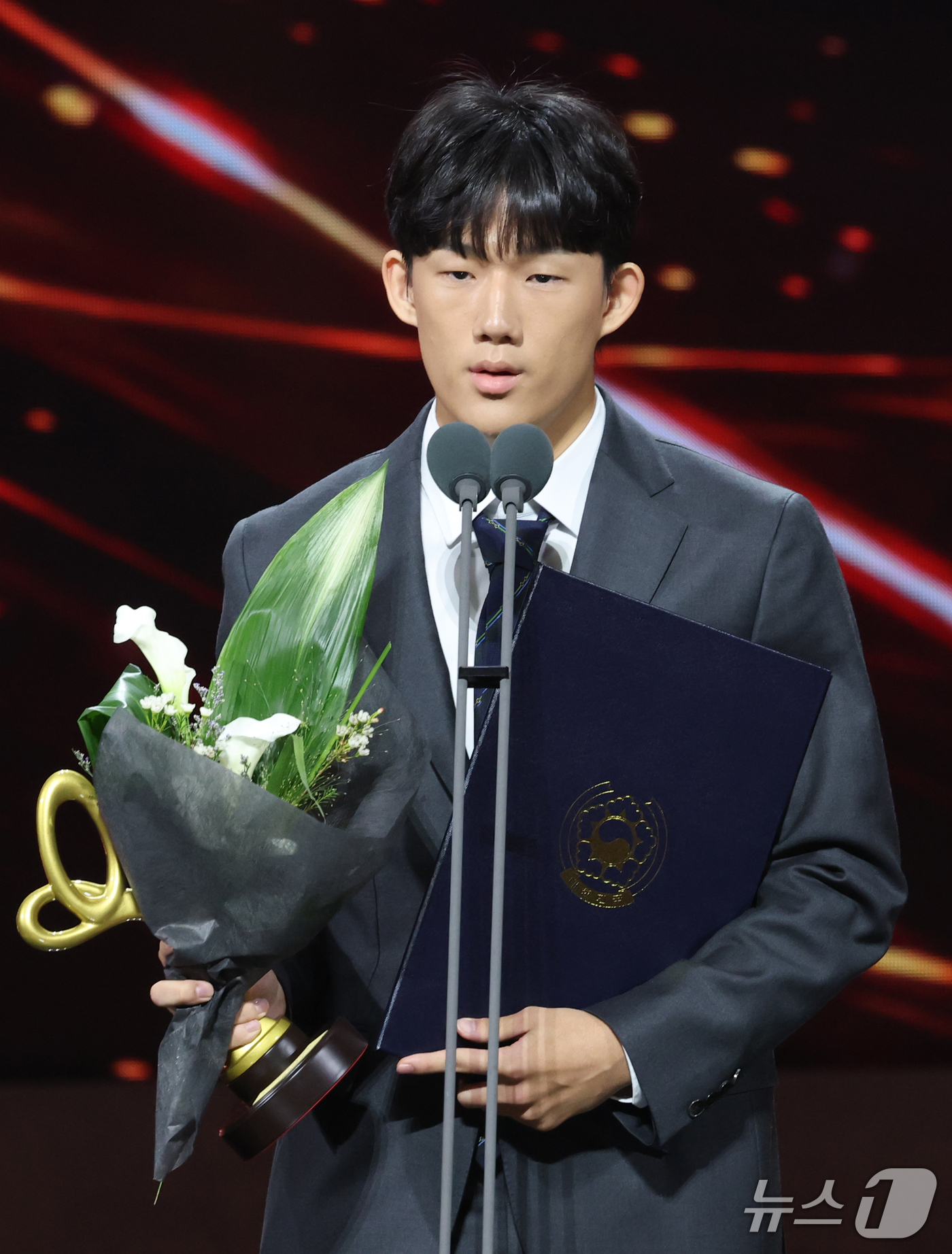 (서울=뉴스1) 권현진 기자 = 故 신해철의 아들 신동원 군이 29일 오후 서울 중구 국립극장 해오름극장에서 열린 '제17회 대한민국 대중문화예술상 시상식‘에 참석해 아버지를 대신 …