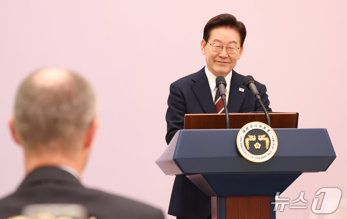 본문 이미지 - 이재명 대통령이 29일 청와대 영빈관에서 열린 한·독일 공식 만찬에서 건배사를 하고 있다. (청와대통신사진기자단) 2026.10.29 ⓒ 뉴스1 허경 기자