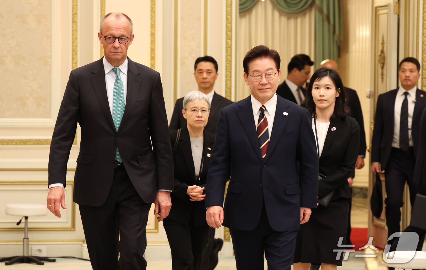 (서울=뉴스1) 허경 기자 = 이재명 대통령과 프리드리히 메르츠 독일 총리가 29일 청와대 영빈관에서 열린 공식 만찬에 입장하고 있다. (청와대통신사진기자단) 2026.10.29/ …