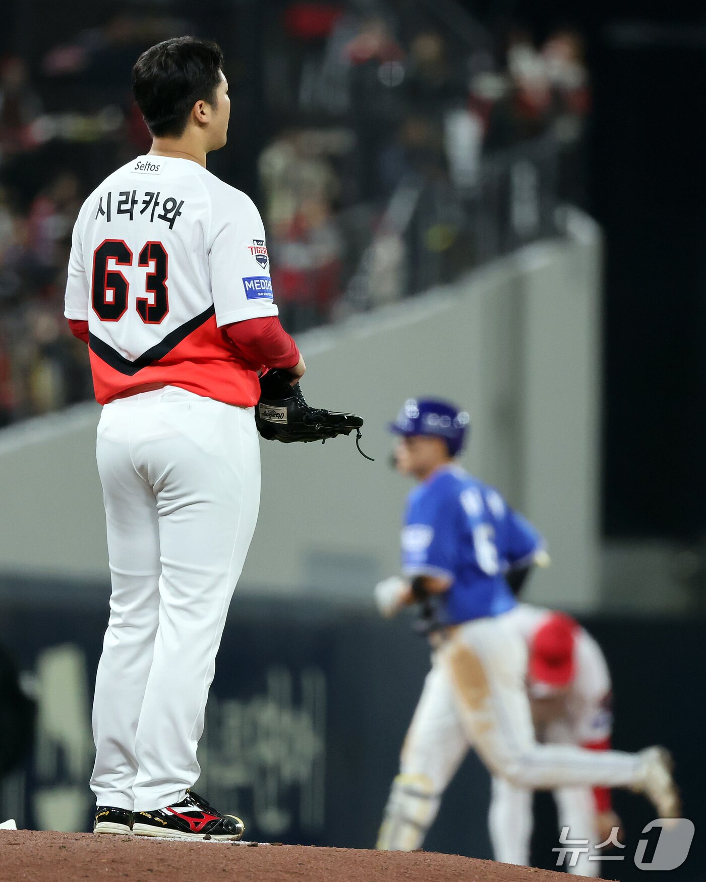 본문 이미지 - 29일 오후 전남광주 기아챔피언스필드에서 열린 프로야구 2026 신한 SOL KBO 포스트시즌 플레이오프 3차전 삼성 라이온즈와 KIA 타이거즈의 경기, KIA 선발 시라카와가 5회초 1사 1루 상황 삼성 류지혁에게 역전 투런홈런을 허용 후 아쉬워하고 있다. 2026.10.29 ⓒ 뉴스1 김진환 기자