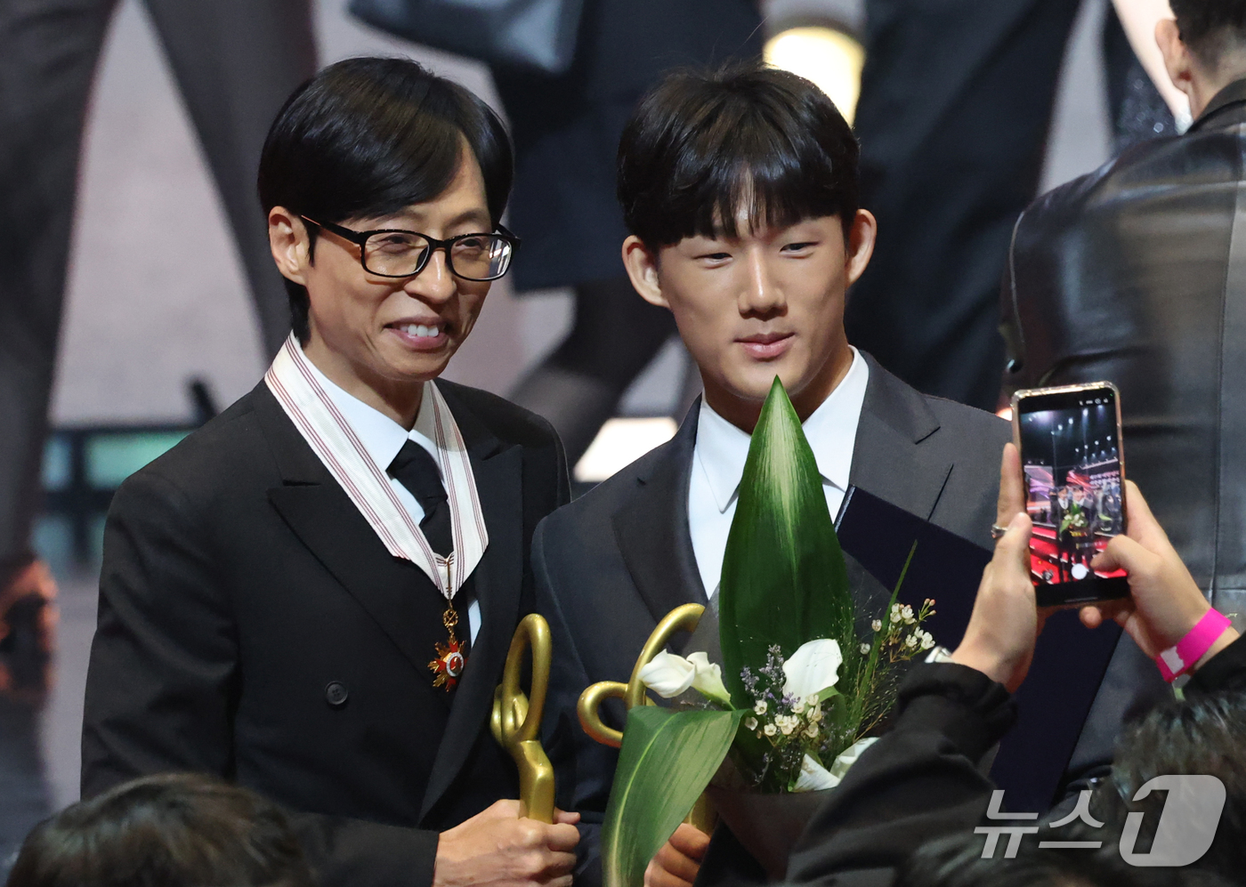 (서울=뉴스1) 권현진 기자 = 故 신해철의 아들 신동원 군이 29일 오후 서울 중구 국립극장 해오름극장에서 열린 '제17회 대한민국 대중문화예술상 시상식‘에 참석해 아버지를 대신 …