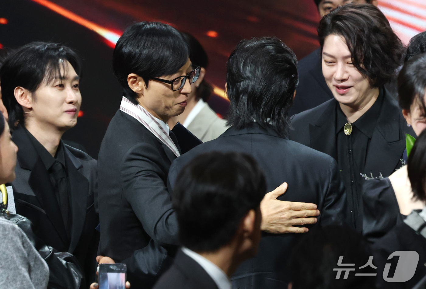(서울=뉴스1) 권현진 기자 = 방송인 유재석이 29일 오후 서울 중구 국립극장 해오름극장에서 열린 '제17회 대한민국 대중문화예술상 시상식‘에서 배우 유해진을 축하하고 있다. 2 …