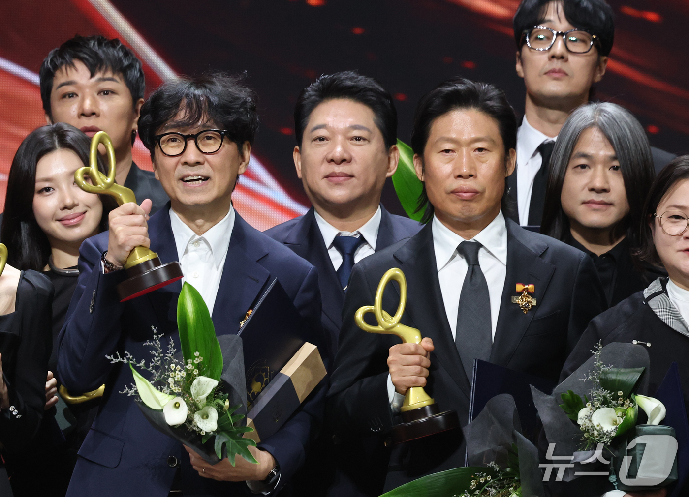 (서울=뉴스1) 권현진 기자 = 장항준 감독과 배우 유해진이 29일 오후 서울 중구 국립극장 해오름극장에서 열린 '제17회 대한민국 대중문화예술상 시상식‘에서 기념 촬영을 하고 있 …