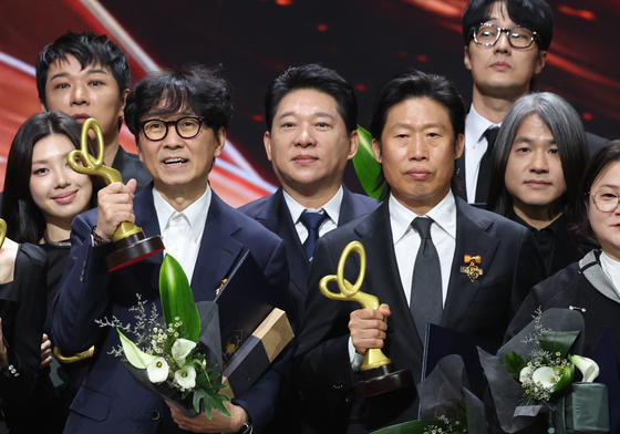 포즈 취하는 '왕사남' 장항준 감독과 유해진