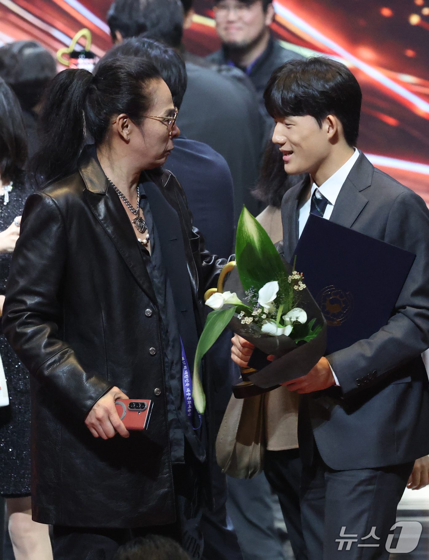 (서울=뉴스1) 권현진 기자 = 故 신해철의 아들 신동원 군이 29일 오후 서울 중구 국립극장 해오름극장에서 열린 '제17회 대한민국 대중문화예술상 시상식‘에 참석해 아버지를 대신 …