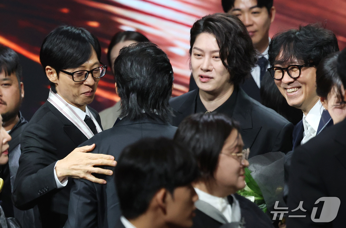 (서울=뉴스1) 권현진 기자 = 방송인 유재석과 슈퍼주니어 희철, 장항준 감독이 29일 오후 서울 중구 국립극장 해오름극장에서 열린 '제17회 대한민국 대중문화예술상 시상식‘에서 …