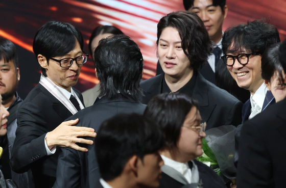 유해진 축하하는 유재석과 김희철