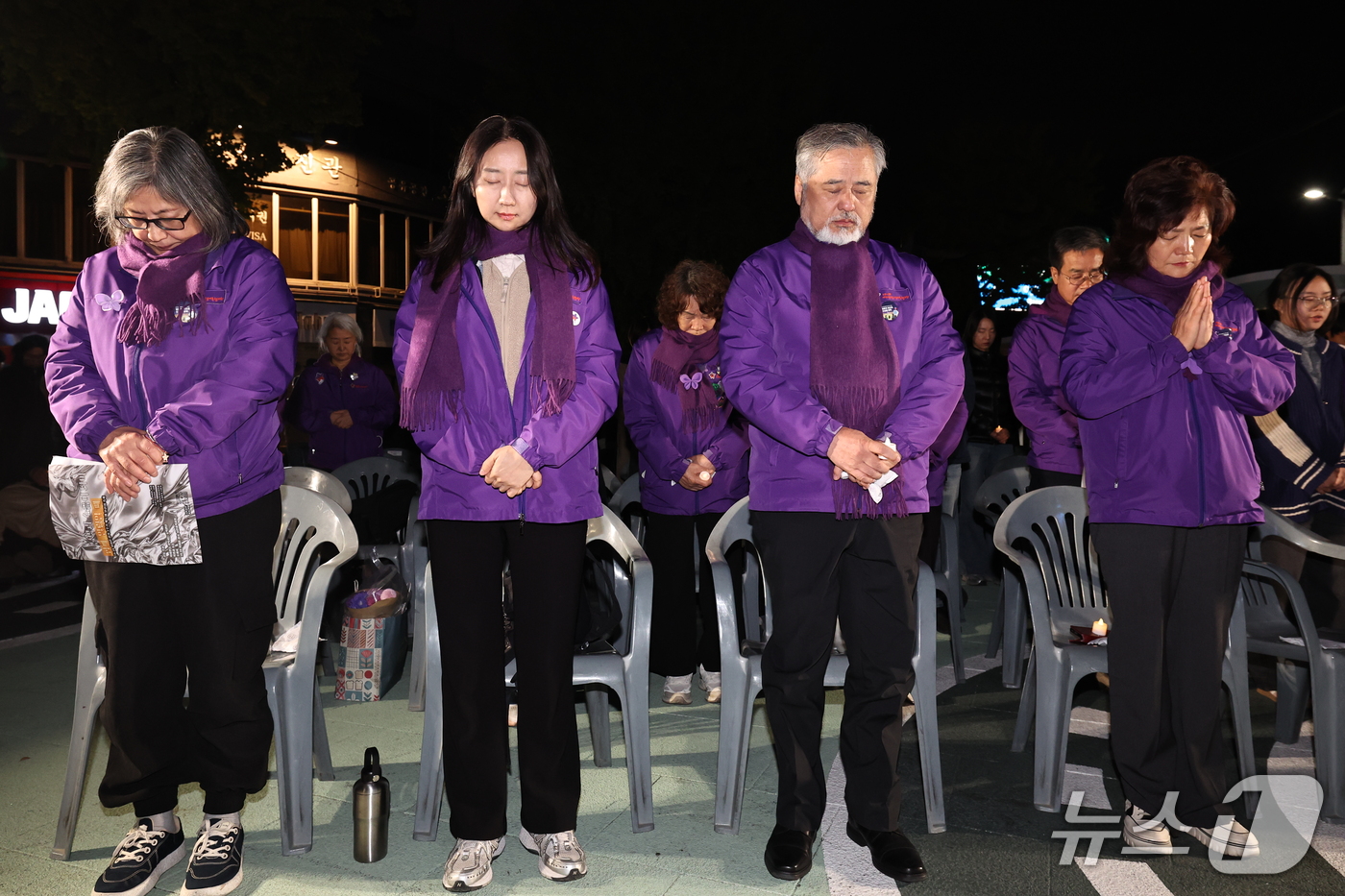(서울=뉴스1) 이종수 기자 = 10·29 이태원 참사 4주기인 29일 오후 서울 용산구 녹사평역 사거리 광장에서 열린 추모 메시지 낭독문화제 ‘당신을 만나게 하는 말들’에서 참가 …