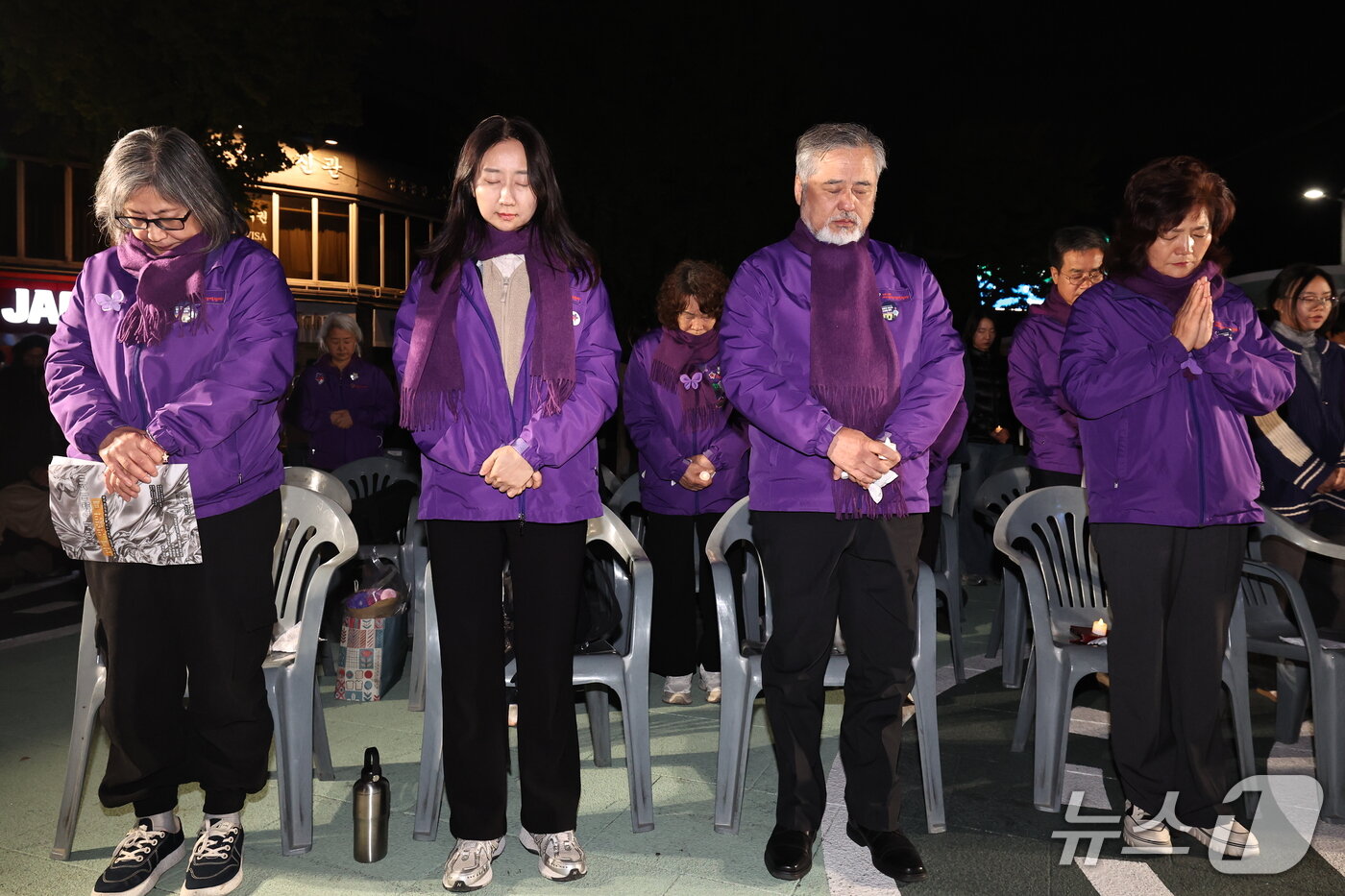 본문 이미지 - 10·29 이태원 참사 4주기인 29일 오후 서울 용산구 녹사평역 사거리 광장에서 열린 추모 메시지 낭독문화제 ‘당신을 만나게 하는 말들’에서 참가자들이 묵념하고 있다. 2026.10.29 ⓒ 뉴스1 이종수 기자