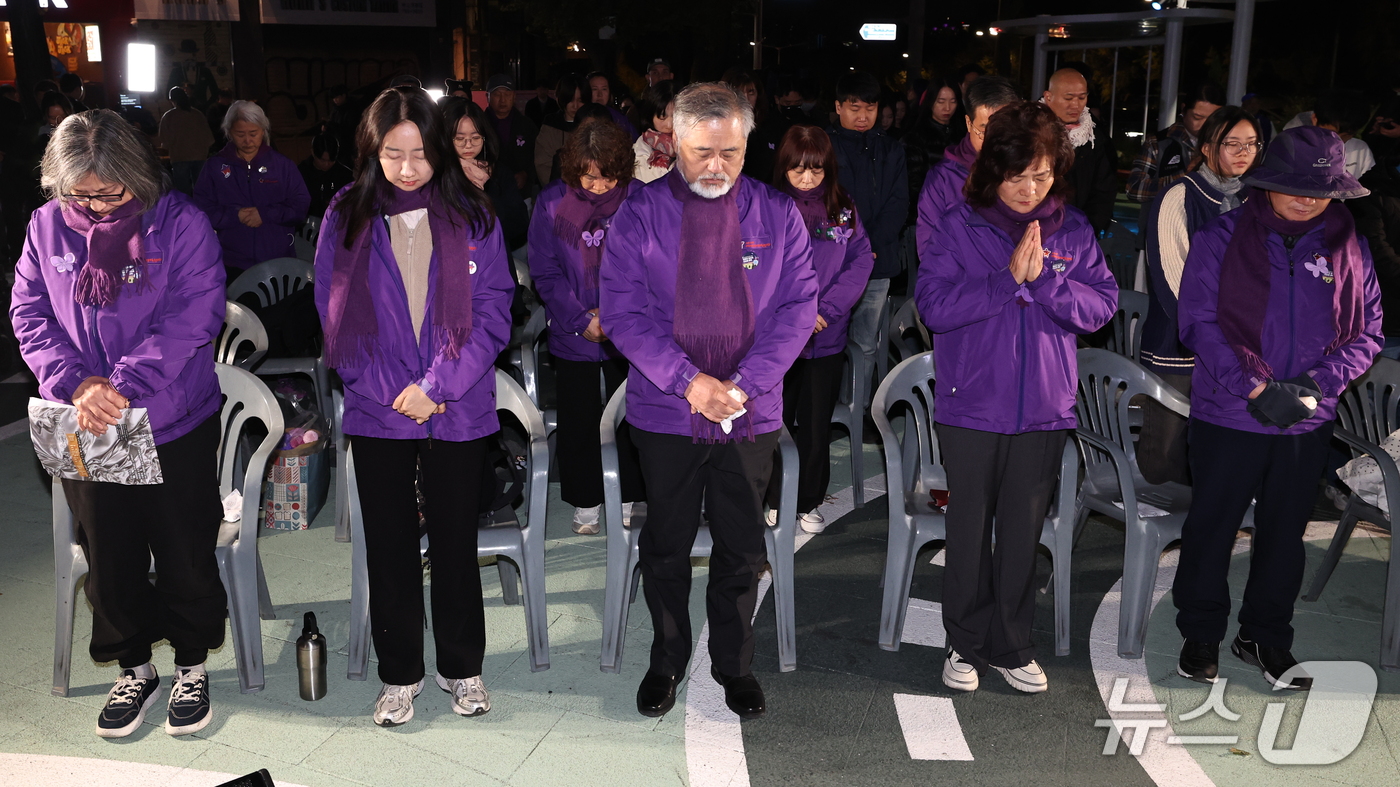 (서울=뉴스1) 이종수 기자 = 10·29 이태원 참사 4주기인 29일 오후 서울 용산구 녹사평역 사거리 광장에서 열린 추모 메시지 낭독문화제 ‘당신을 만나게 하는 말들’에서 참가 …