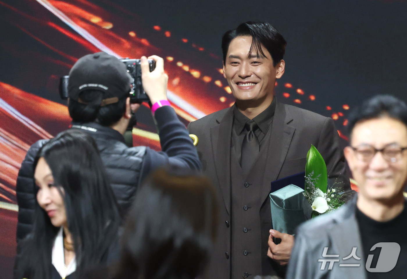 (서울=뉴스1) 권현진 기자 = 배우 최대훈이 29일 오후 서울 중구 국립극장 해오름극장에서 열린 '제17회 대한민국 대중문화예술상 시상식‘에서 장관 표장을 받은 뒤 기념 촬영을 …