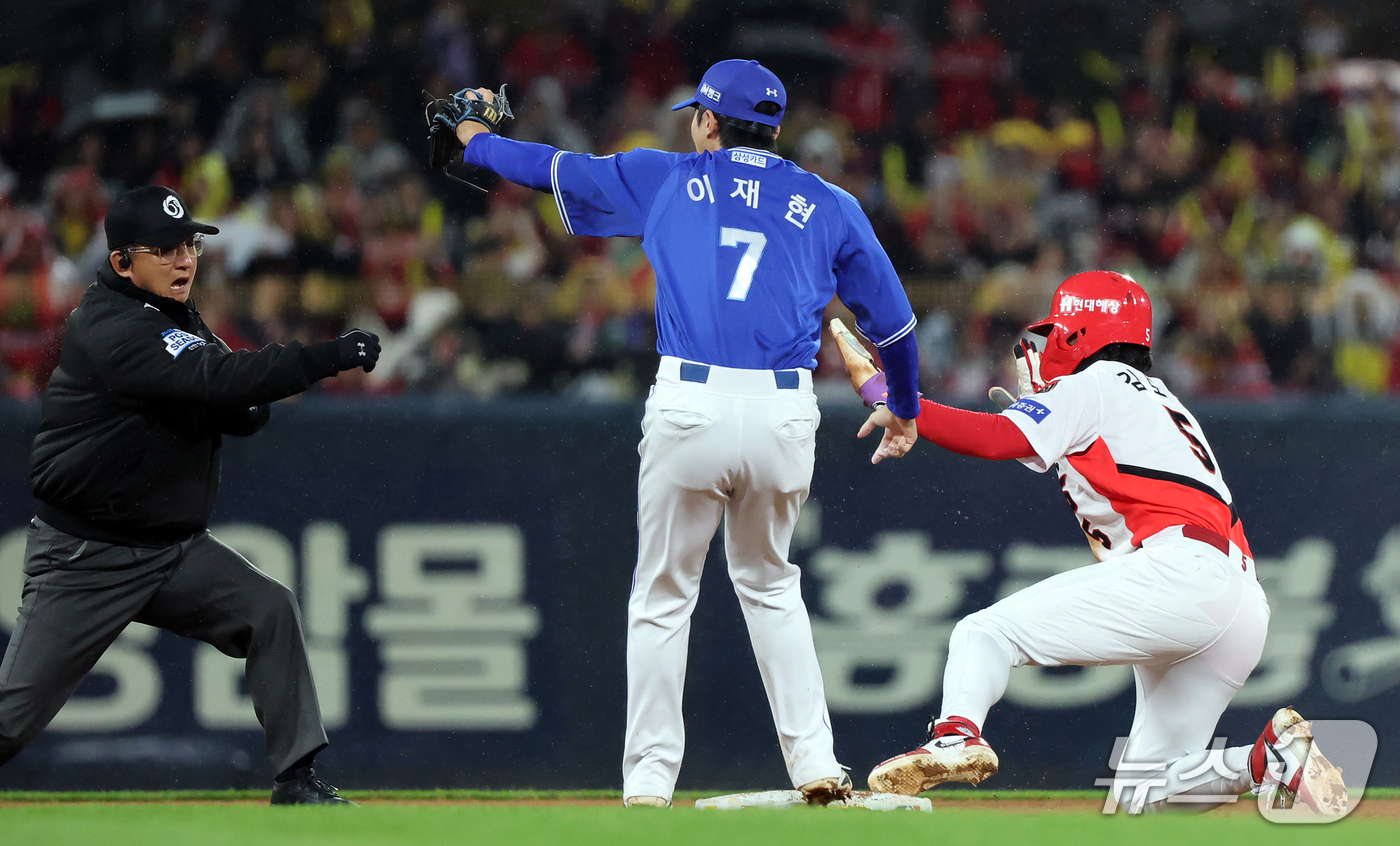 (전남광주=뉴스1) 김진환 기자 = 29일 오후 전남광주 기아챔피언스필드에서 열린 프로야구 2026 신한 SOL KBO 포스트시즌 플레이오프 3차전 삼성 라이온즈와 KIA 타이거즈 …